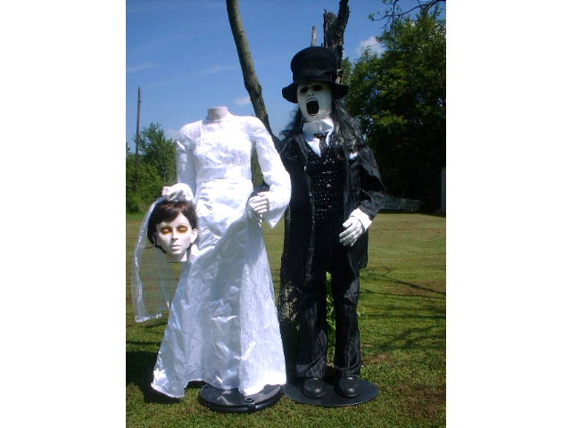 ANIMATED LIFE SIZE BRIDE & GROOM COUPLE HALLOWEEN PROPS