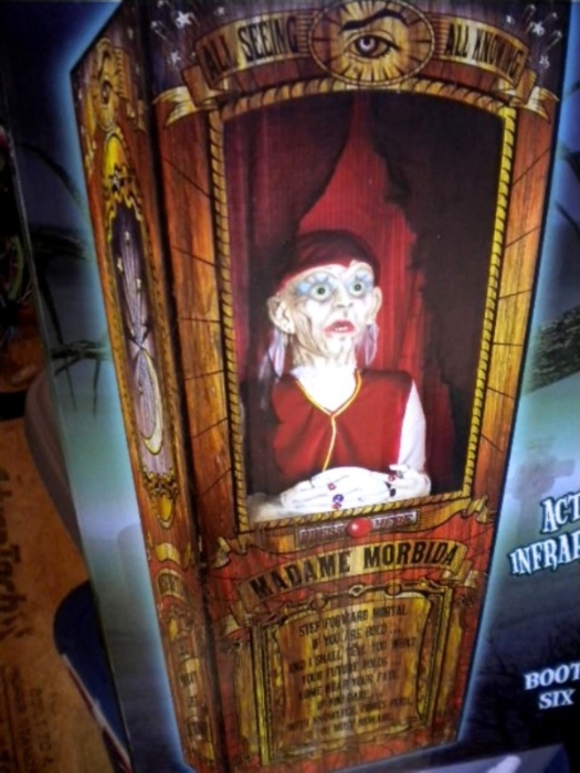 LIFESIZE ANIMATED GYPSY FORTUNE TELLER BOOTH HALLOWEEN PROP FIGURE