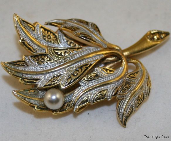 Vintage Jewelry enamel and pearl Brooch clipp
