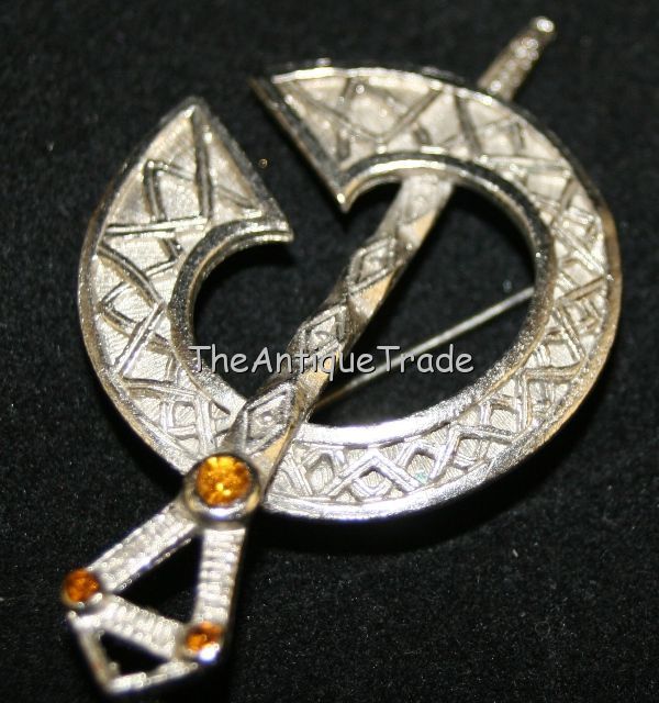 Vintage costume Pin in British Medieval style sku3z