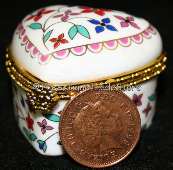 Retro Heart shaped porcelain Pill box with hinged lid