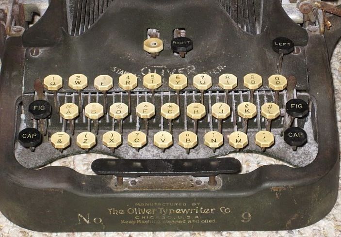 Oliver Typewriter No 9 Close Up Keypad
