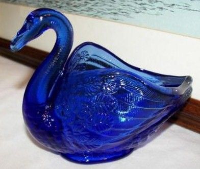 Fenton 5 inch Cobalt Blue Swan Figure 1980