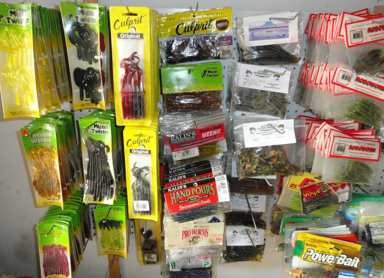 Large Lot Freshwater Tackle & Lures Yamomoto Robo Berkley Castaic