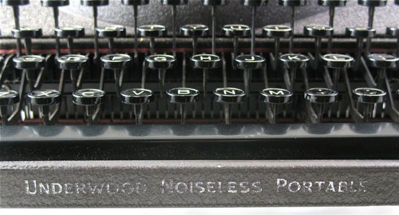 Underwood Noiseless Portable Close Up Keys