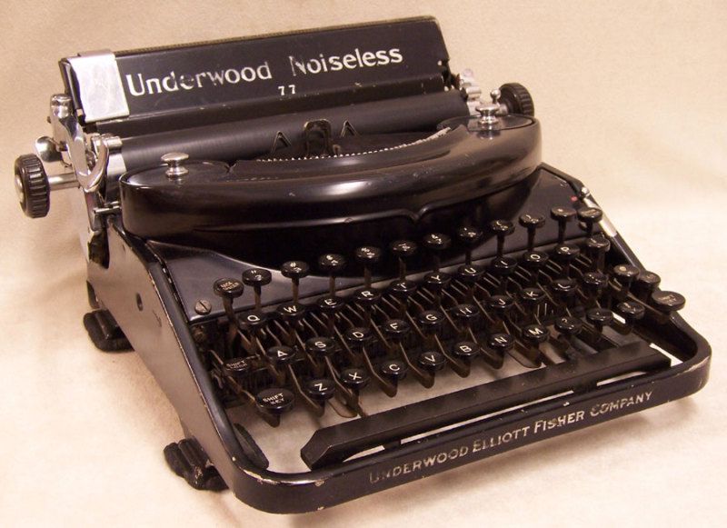 Vintage 1930s Portable Underwood Noiseless Typewriter