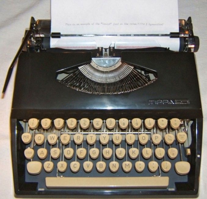 Vintage Adler Tippa S Portable w/Cursive-Script Font type