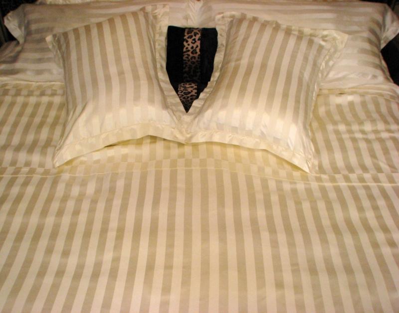 $850 SEAMLESS IVORY 100% SILK QUEEN, 6 PIECE Sheet Set