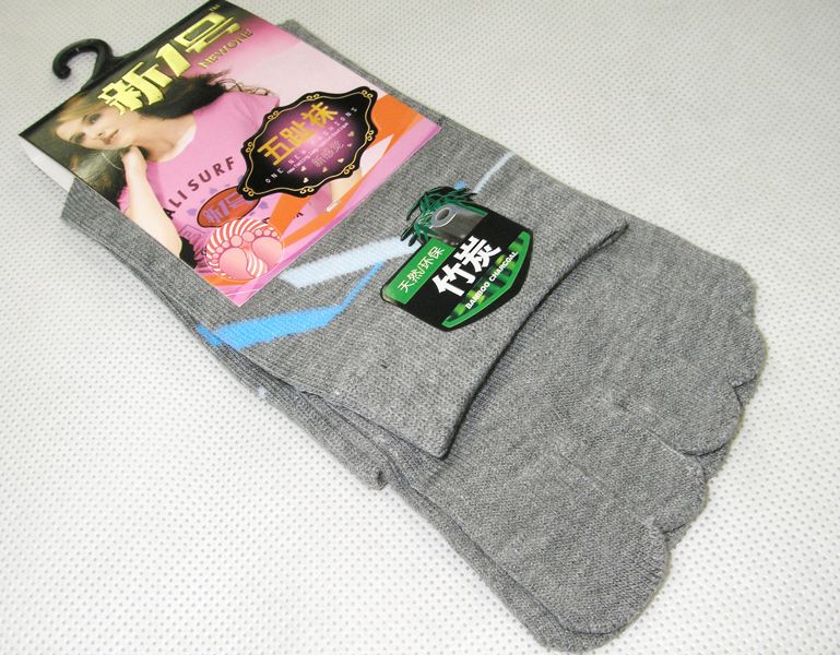 lot 2 pair NWT bamboo charcoal five toe socks sz 5-7.5