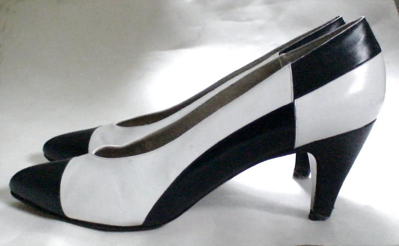 spectator pumps navy white
