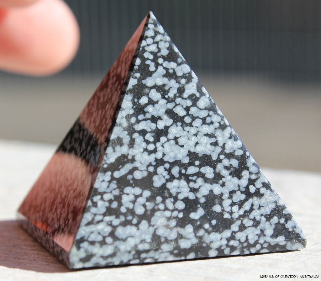 有关以下物品的详细资料: ~*snowflake obsidian pyramid - emotional