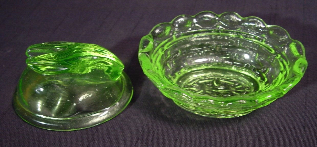 ウランガラス食卓用塩入ウサギとバスケットsalt cellar